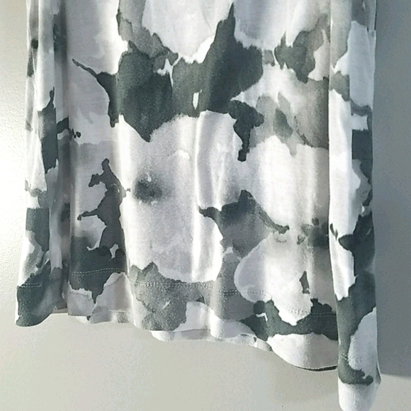 Vera Wang floral tank, size PS - Picture 4 of 7